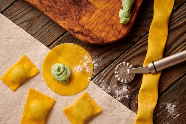 Massa Ravioli Caseira Crua Saborosa Com Espinafre Ricota Fundo Rústico — Fotografia de Stock