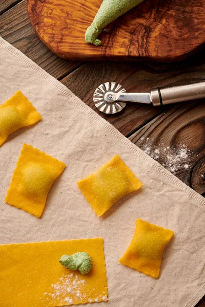 Massa Ravioli Caseira Crua Saborosa Com Espinafre Ricota Fundo Rústico — Fotografia de Stock