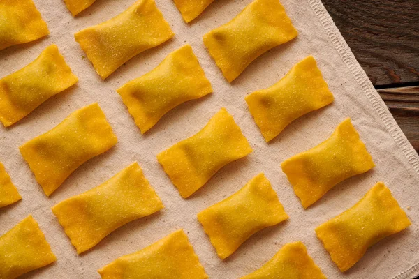 Ahşap Arka Planda Ispanaklı Ricotta Soslu Yapımı Ravioli Makarna Talyan — Stok fotoğraf