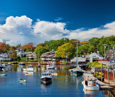 Portland 'ın güneyindeki Maine sahilinde, Ogunquit, Perkins Koyu' na yanaşan balıkçı tekneleri.