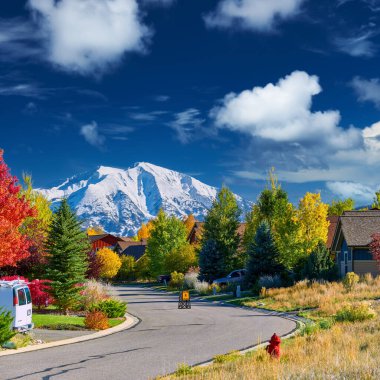 Sonbaharda Colorado, ABD 'deki yerleşim bölgesinde sokak tabelasında yavaş çocuklar. Sopris Dağı manzarası.