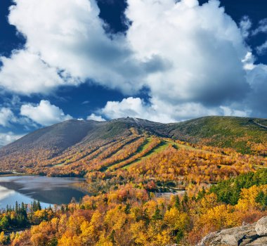 Sonbaharda Artist 's Bluff' tan Echo Gölü manzarası. Franconia Notch State Park 'ta sonbahar renkleri. White Mountain Ulusal Ormanı, New Hampshire, ABD