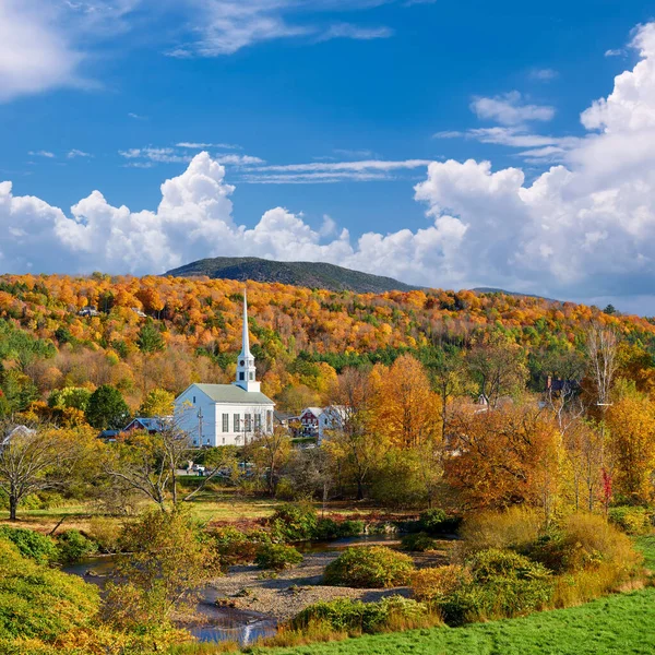 Słynny Kościół Nowej Anglii Miejscowości Stowe Jesienią Vermont Usa — Zdjęcie stockowe