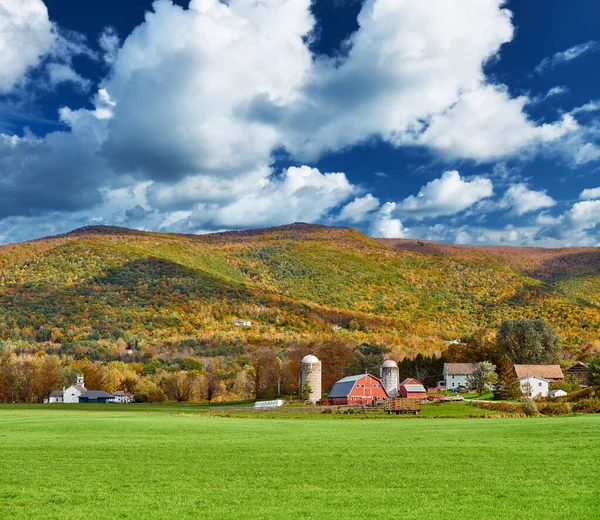 Bauernhof Mit Roter Scheune Und Silos Sonnigen Herbsttagen West Arlington — Stockfoto