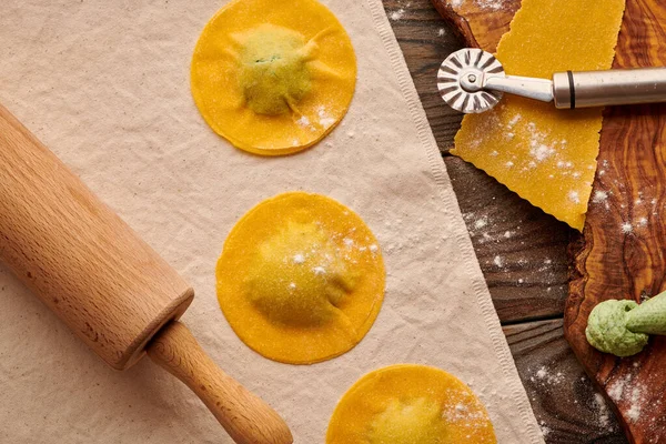 Leckere Hausgemachte Ravioli Pasta Mit Spinat Und Ricotta Auf Rustikalem — Stockfoto