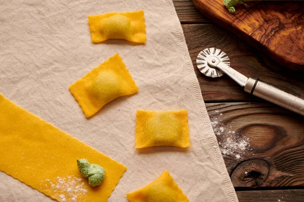 Massa Ravioli Caseira Crua Saborosa Com Espinafre Ricota Fundo Rústico — Fotografia de Stock