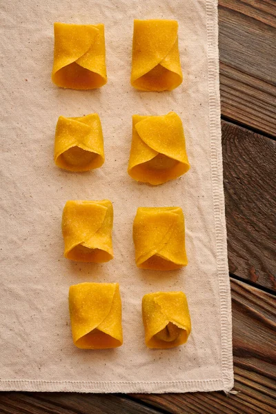 Lekkere Rauwe Zelfgemaakte Ravioli Pasta Met Spinazie Ricotta Houten Rustieke — Stockfoto