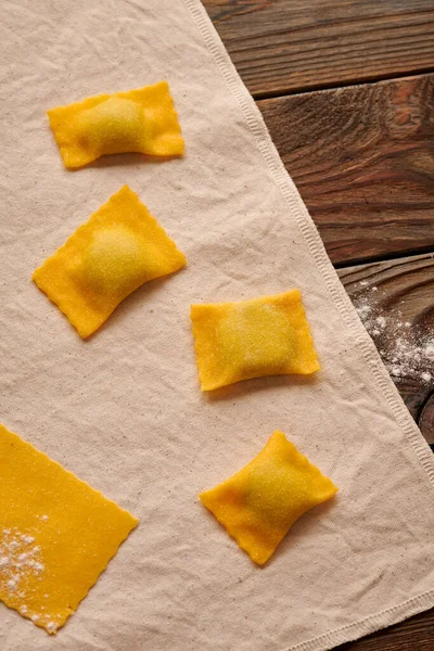 Gustosi Ravioli Crudi Fatti Casa Con Spinaci Ricotta Fondo Rustico Foto Stock Royalty Free