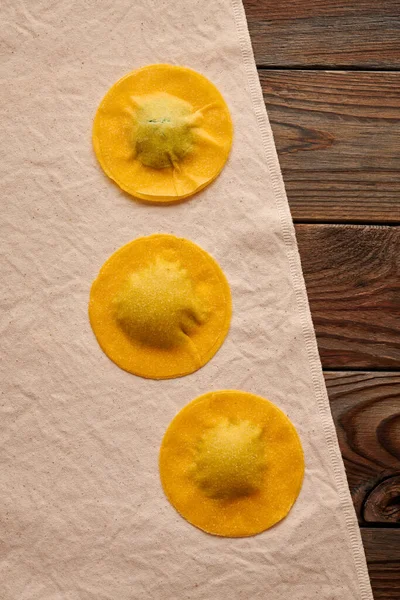 Leckere Hausgemachte Ravioli Pasta Mit Spinat Und Ricotta Auf Rustikalem lizenzfreie Stockfotos