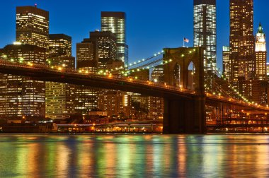 Brooklyn Köprüsü ile aşağı manhattan manzarası, gece
