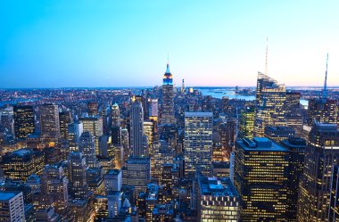 Manhattan'daki empire state geceleri bina ile Cityscape görünümü