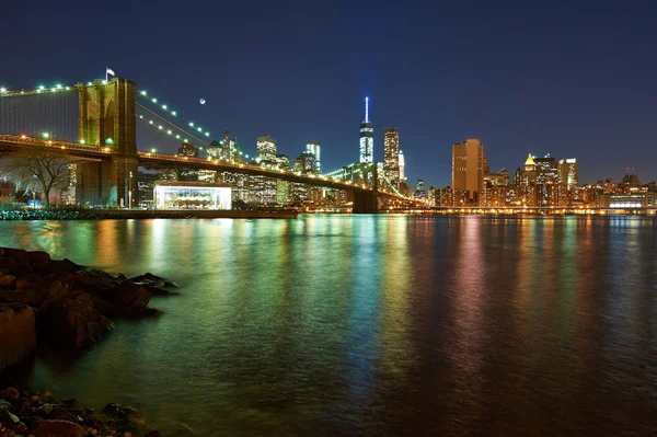 Brooklyn Bridge com horizonte inferior de Manhattan à noite — Fotografia de Stock