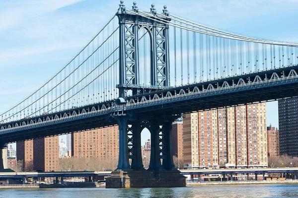 Manhattan bridge och skyline utsikt från brooklyn — Stockfoto