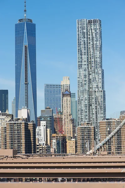 Brooklyn bridge z dolnym Manhattanie panoramę — Zdjęcie stockowe