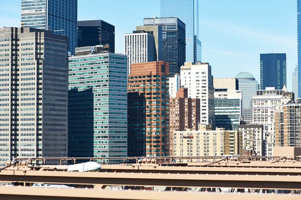 Vista sullo skyline di Lower Manhattan dal Brooklyn Bridge — Foto Stock