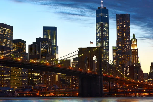 Brooklyn bridge med lägre manhattan skyline — Stockfoto