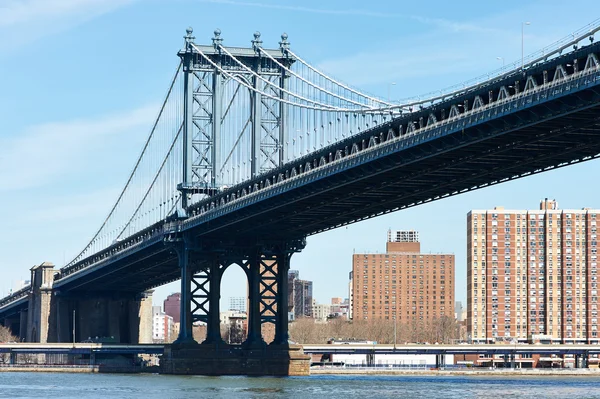 Manhattan bridge en skyline bekijken uit brooklyn — Stockfoto