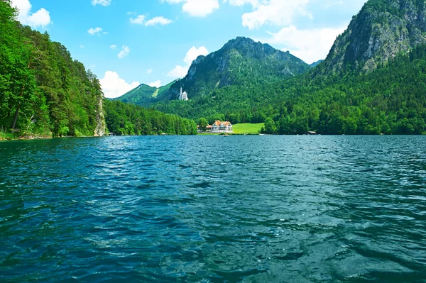 Lago Alpsee em Hohenschwangau perto de Munique, na Baviera — Fotografia de Stock