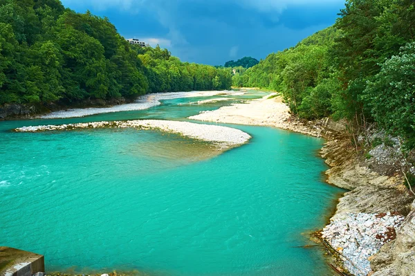 Paisaje alpino con río — Foto de Stock