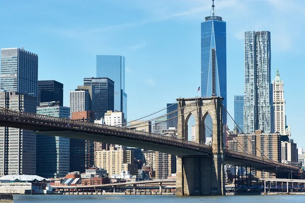 Brooklyn Köprüsü aşağı manhattan skyline ile — Stok fotoğraf