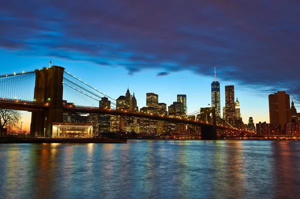 Puente de Brooklyn con horizonte inferior de Manhattan — Foto de Stock