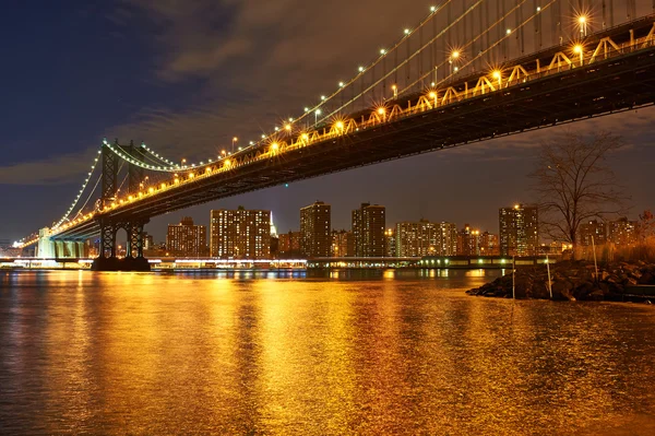 Manhattan bridge en skyline bekijken uit brooklyn's nachts — Stockfoto