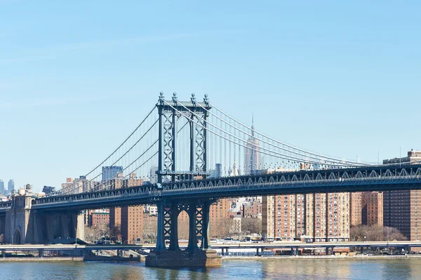 Manhattan Bridge und Skyline — Stockfoto