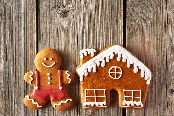 Galletas navideñas de jengibre hombre y casa —  Fotos de Stock