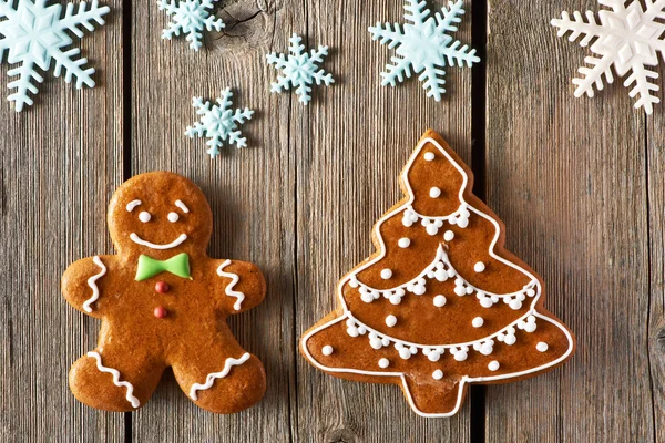 Homem de gengibre de Natal e biscoitos de árvore — Fotografia de Stock