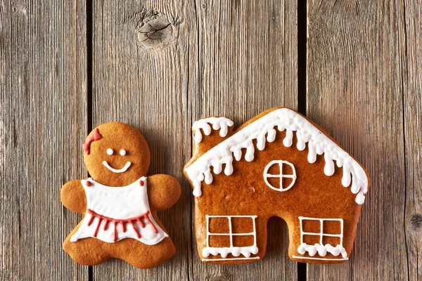 Peperkoek meisje en huis kerstkoekjes — Stockfoto