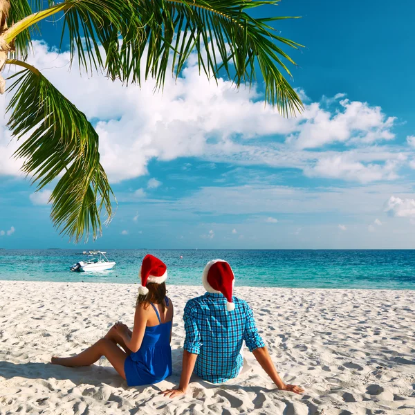 Coppia sulla spiaggia a Natale — Foto Stock