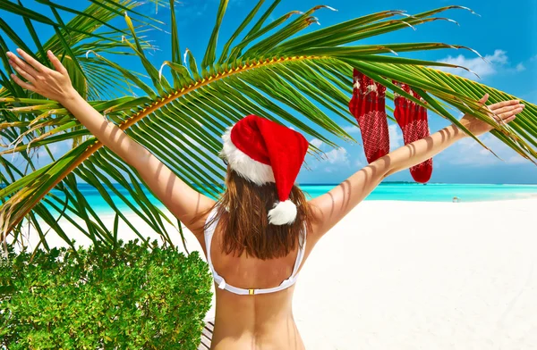 Femme en bikini sur une plage à Noël — Photo