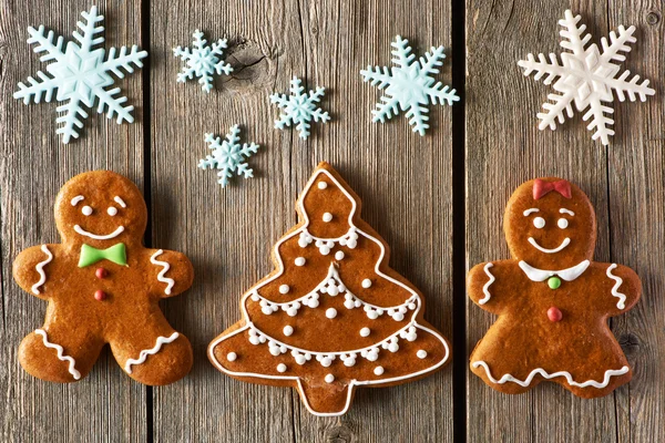Casal de gengibre de Natal e biscoitos de árvore — Fotografia de Stock