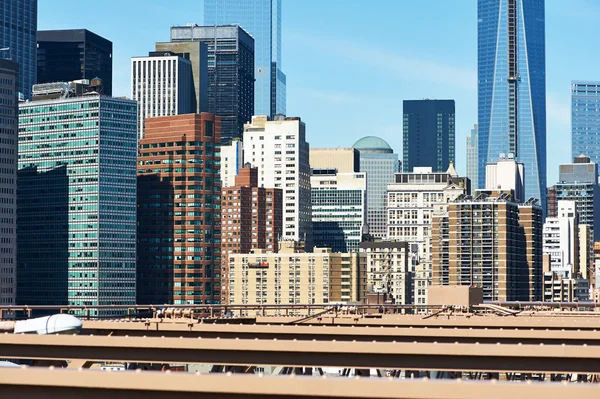 Vista sullo skyline di Lower Manhattan dal Brooklyn Bridge — Foto Stock