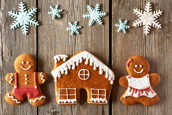 Vánoční perník pár a dům soubory cookie — Stock fotografie