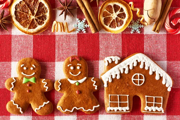 Navidad de jengibre pareja y galletas de la casa — Foto de Stock