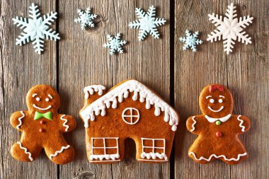 Noel gingerbread çift ve evde kurabiye