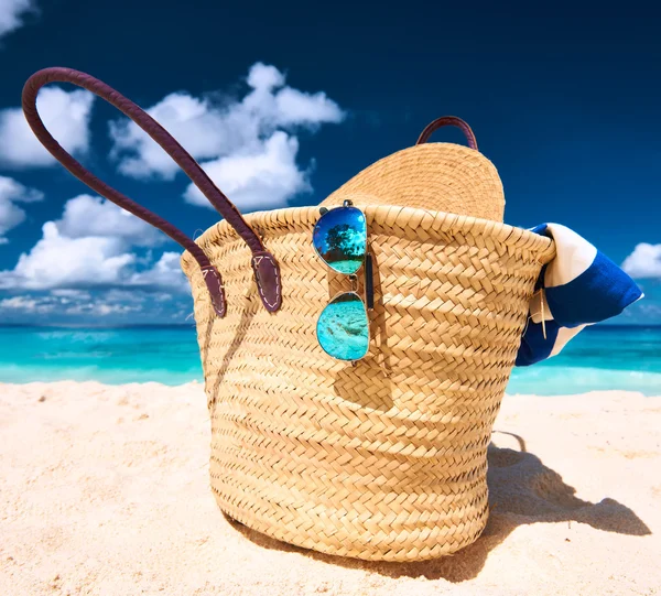 Красивий пляж з сумкою — стокове фото