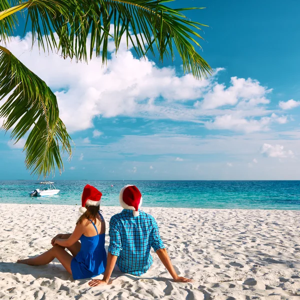 Koppel op tropisch strand met Kerstmis — Stockfoto