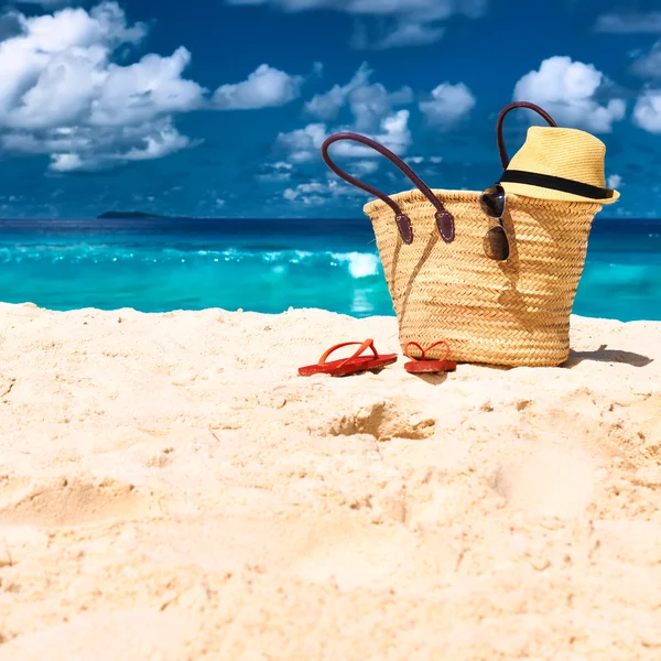 Strand met zak — Stockfoto