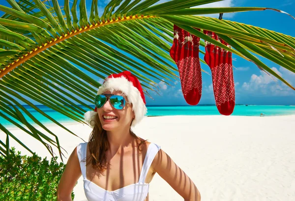 Kobieta na tropikalnej plaży na Boże Narodzenie — Zdjęcie stockowe