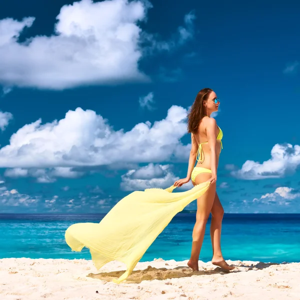 Vrouw met sarong op strand — Stockfoto