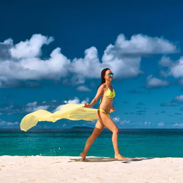 Žena s sarong Beach — Stock fotografie