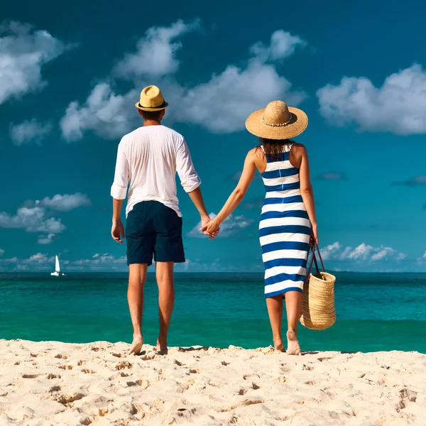 Couple on beach at Seychelles — Stock Photo, Image