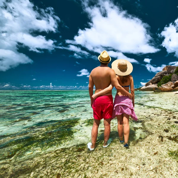 Couple on beach at Seychelles — Stock Photo, Image