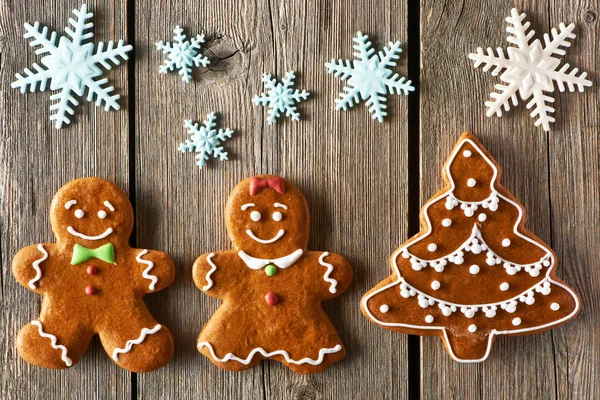 Χριστούγεννα μελόψωμο cookies ζευγάρι και δέντρο — Φωτογραφία Αρχείου