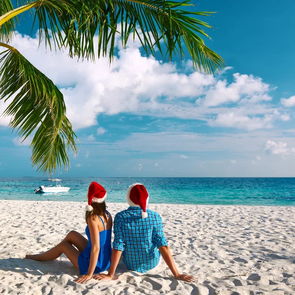 Casal na praia tropical no Natal — Fotografia de Stock