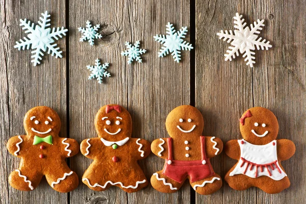 クリスマスのジンジャーブレッド クッキーをカップルします。 — ストック写真