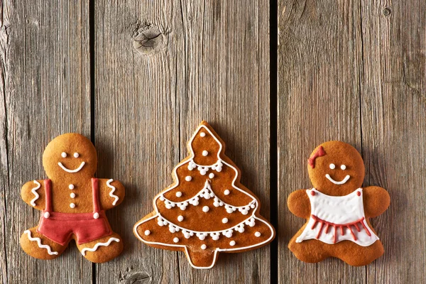 Pareja de jengibre de Navidad y galletas de árbol —  Fotos de Stock