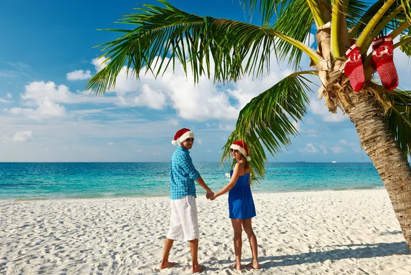Koppel op tropisch strand met Kerstmis — Stockfoto